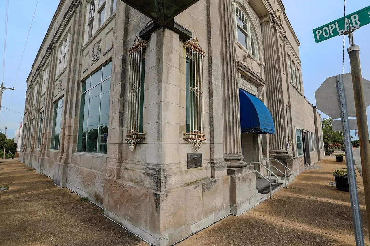 The corner entrance under the clock, with the Poplar Street sign