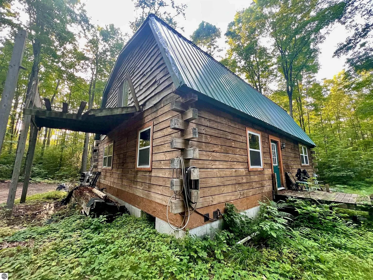 The cabin from the corner with the balcony overhead