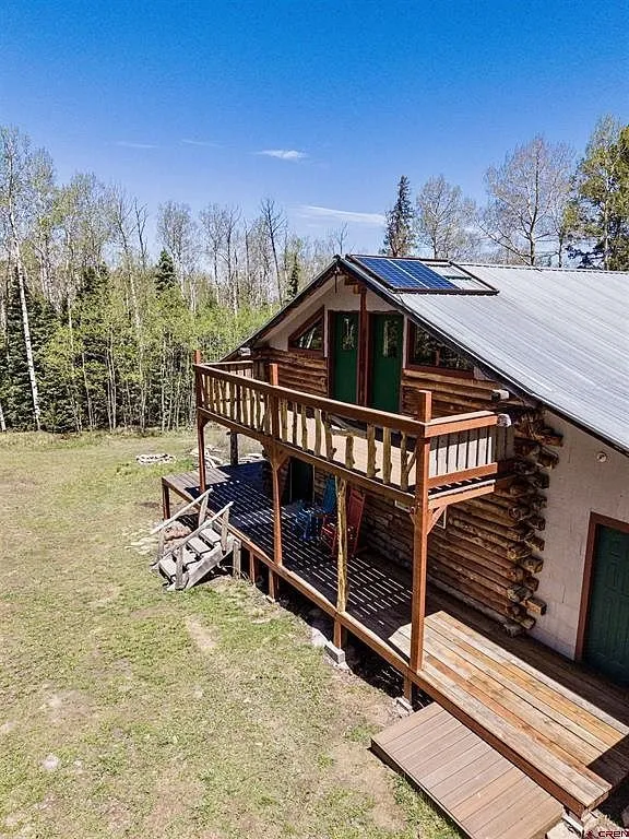The gable end of the cabin with the balcony over the deck