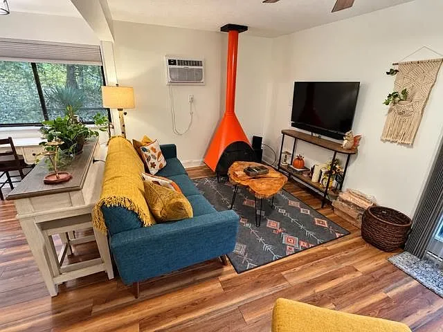 The upstairs bonus room with a daybed, bookshelf and fox-shaped rug