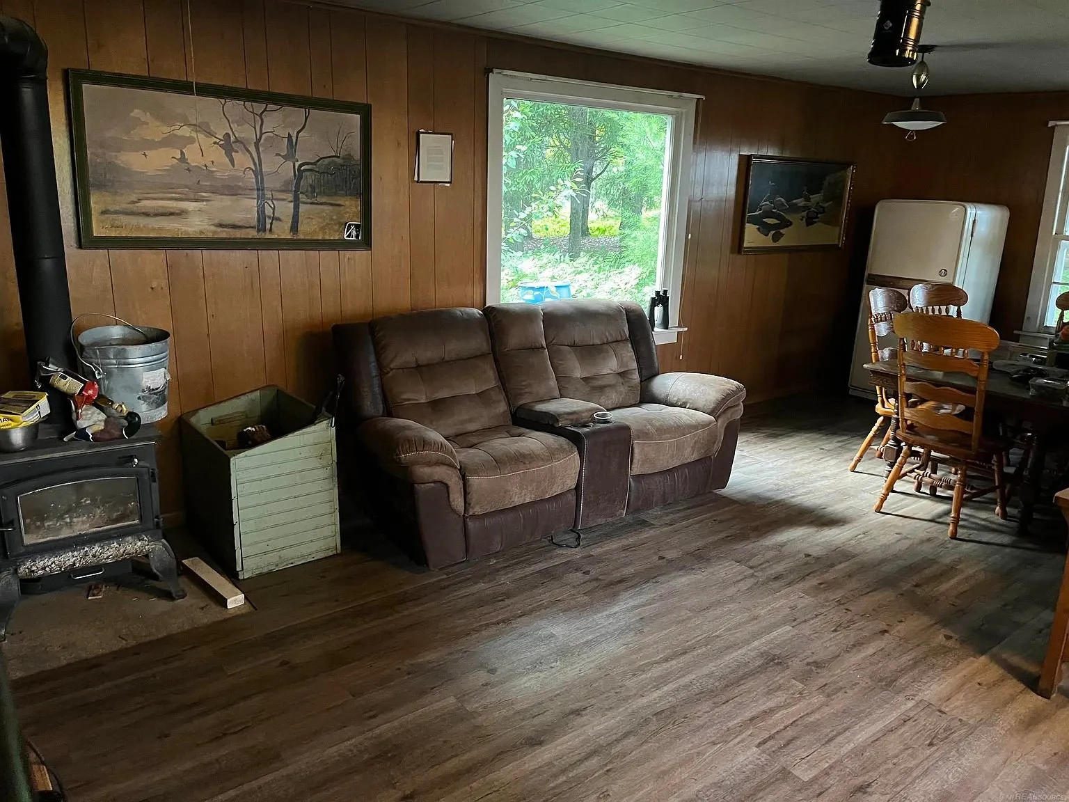 The main room with the wood stove, the sofa and the dining table