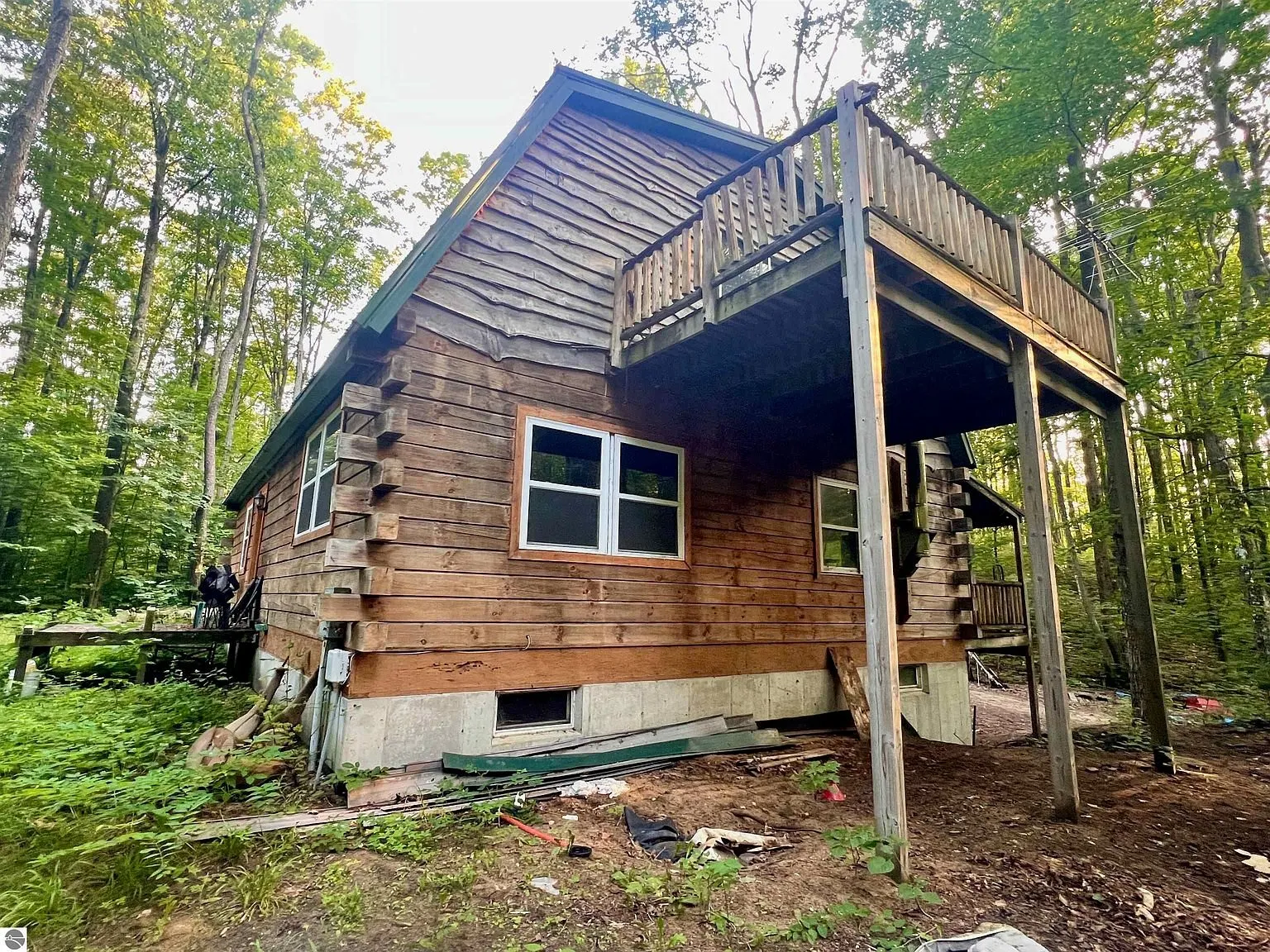 The cabin from the side with the balcony and the walkout level