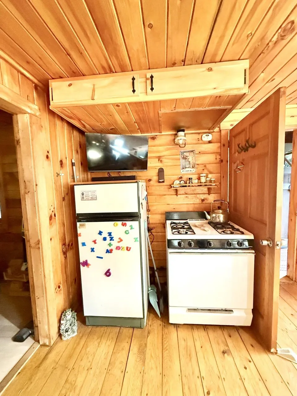 The kitchen with the gas range and the refrigerator