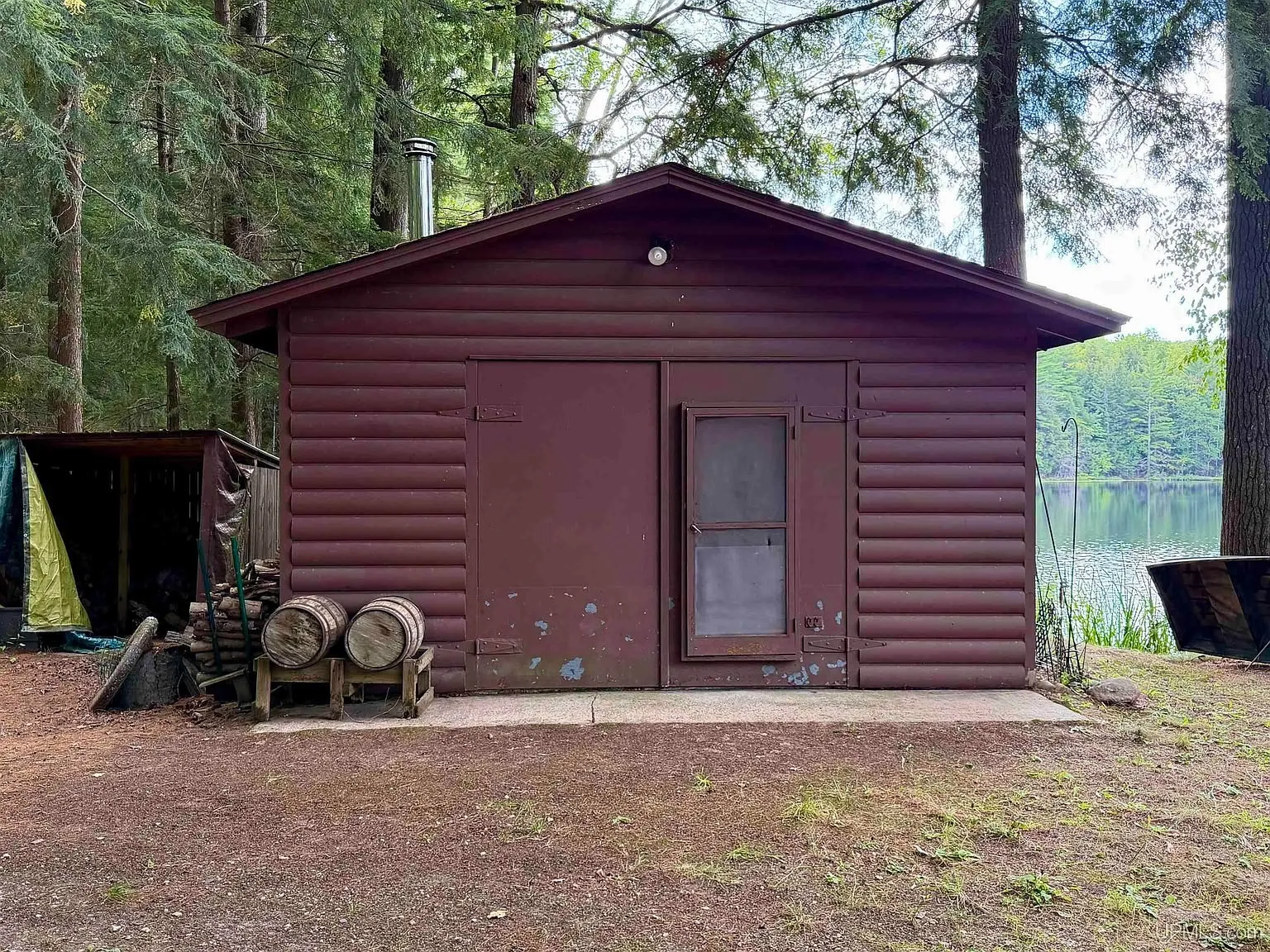 The log-sided workshop building