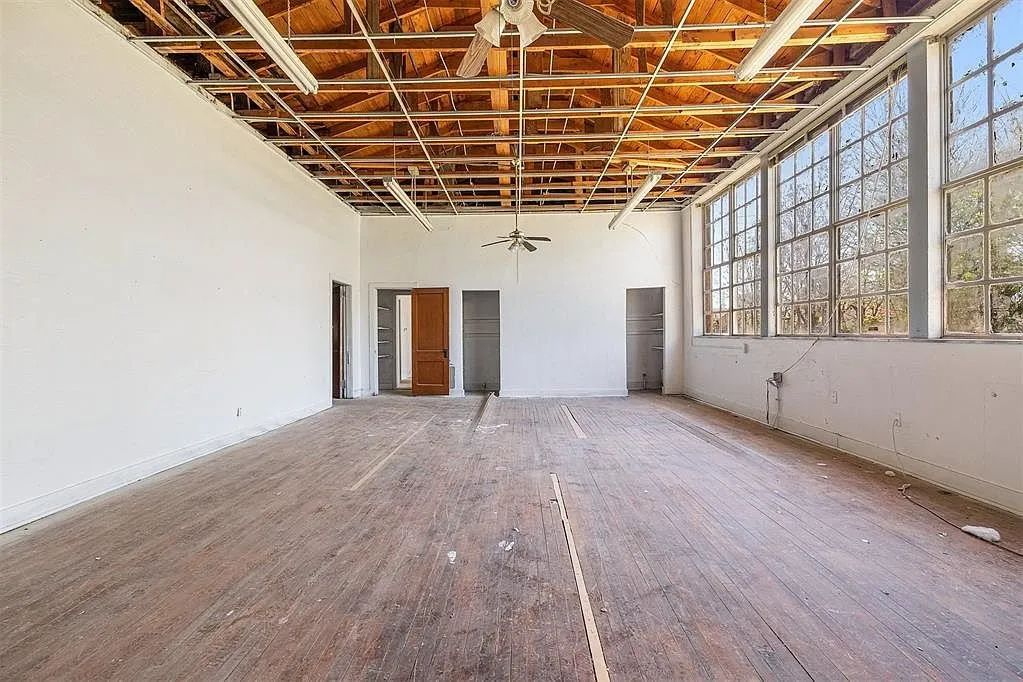 A classroom with the open ceiling and the two doors
