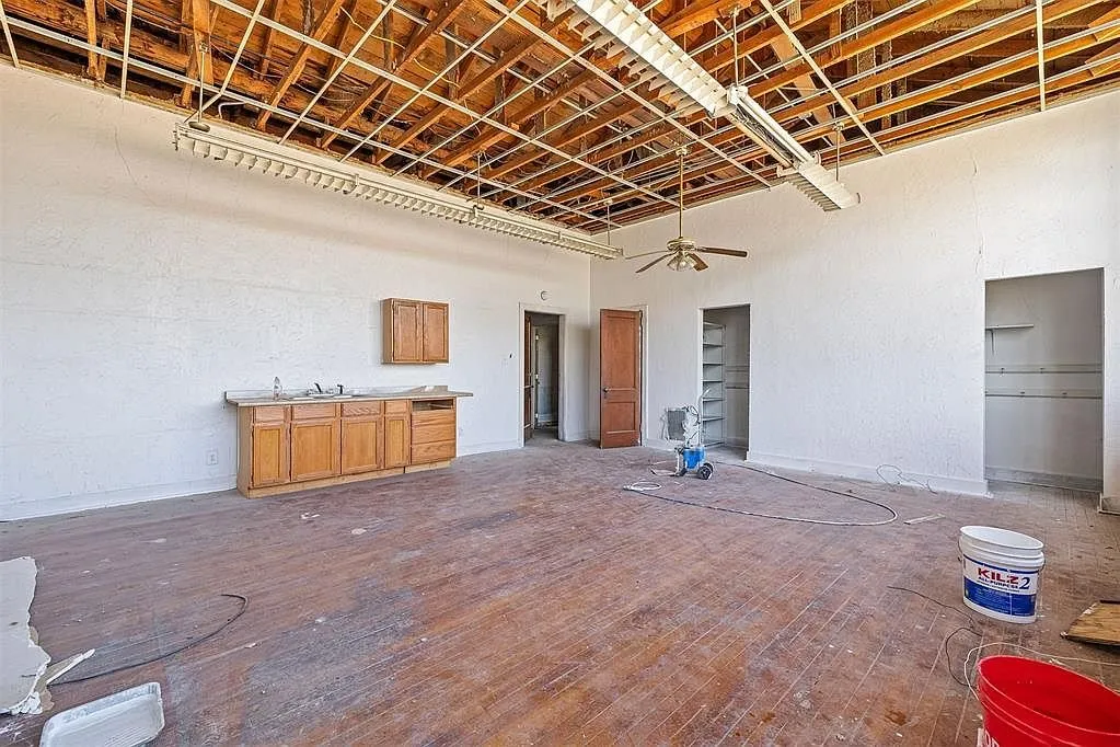 A classroom with the sink cabinet, the open ceiling and the sprayer