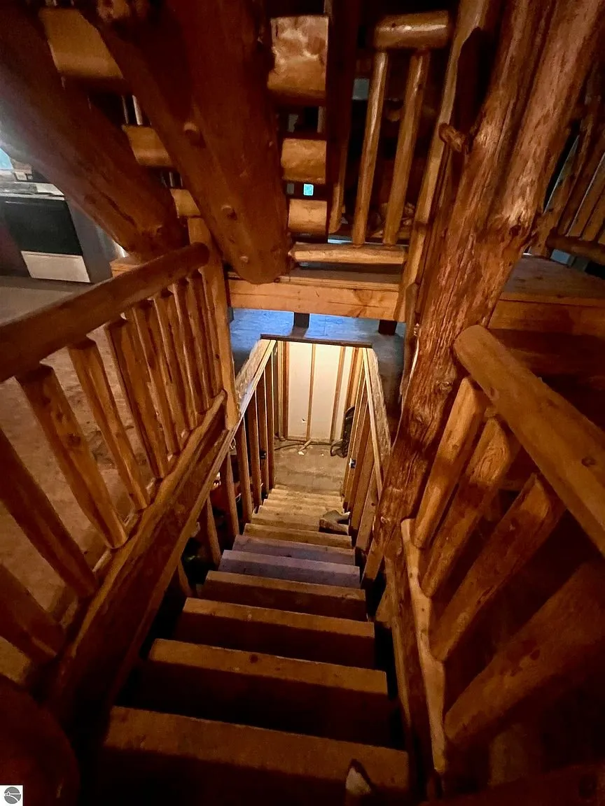 The log stair down from the loft