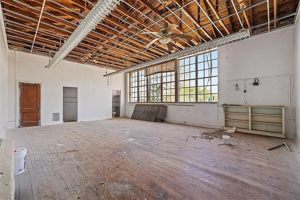 A classroom with the shelving under the windows and the bucket