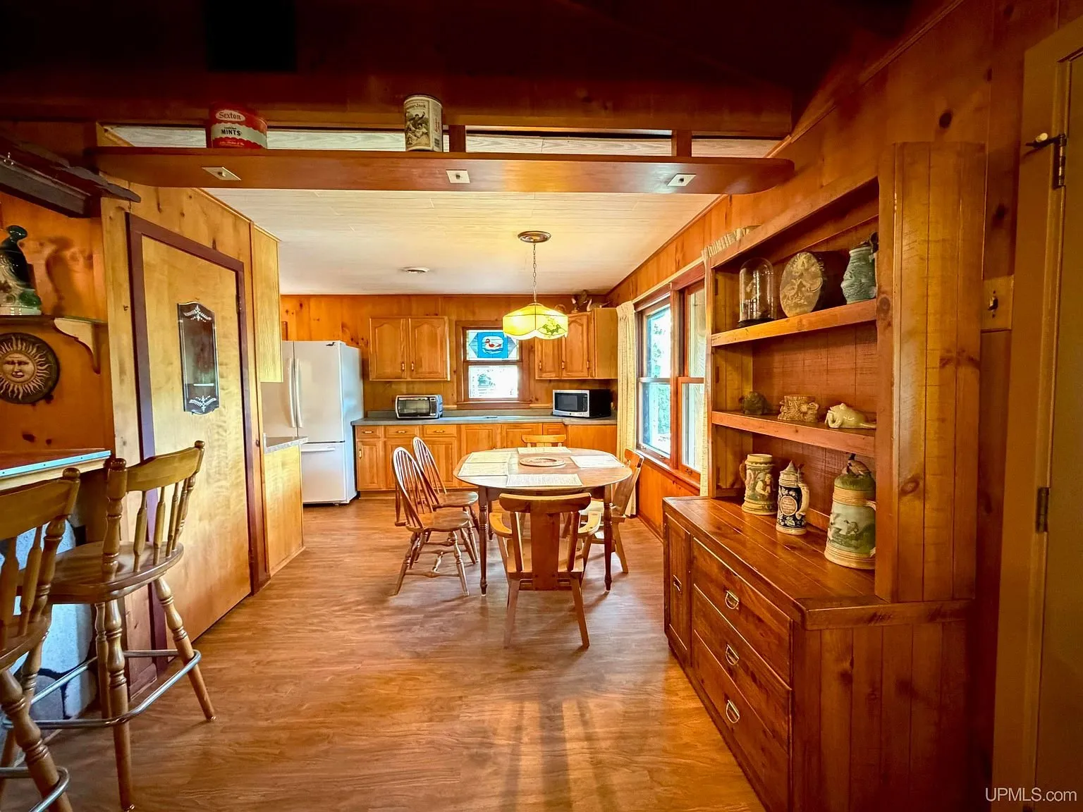 The dining area and kitchen with the round table