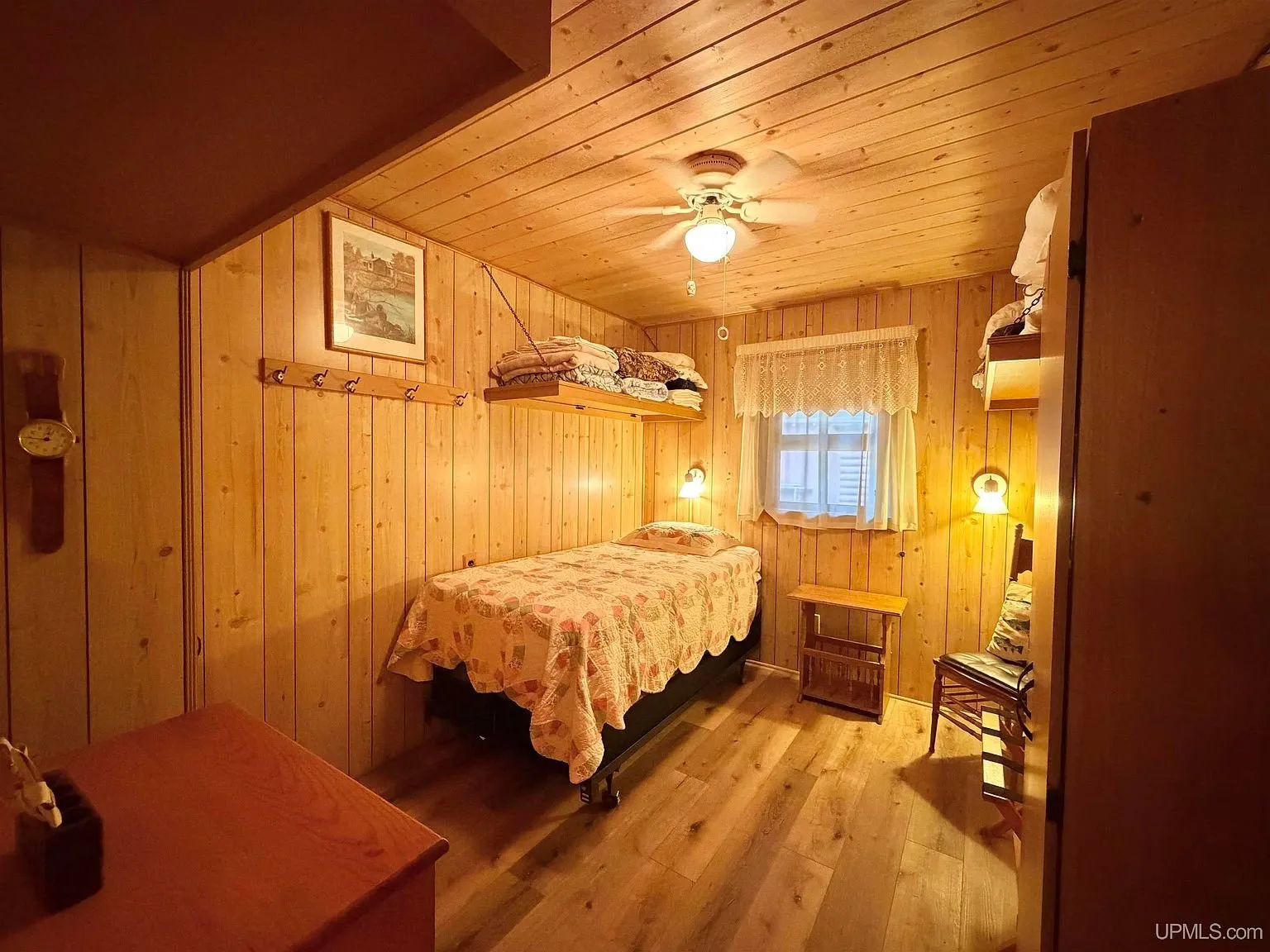 The second bedroom with a quilt on the bed
