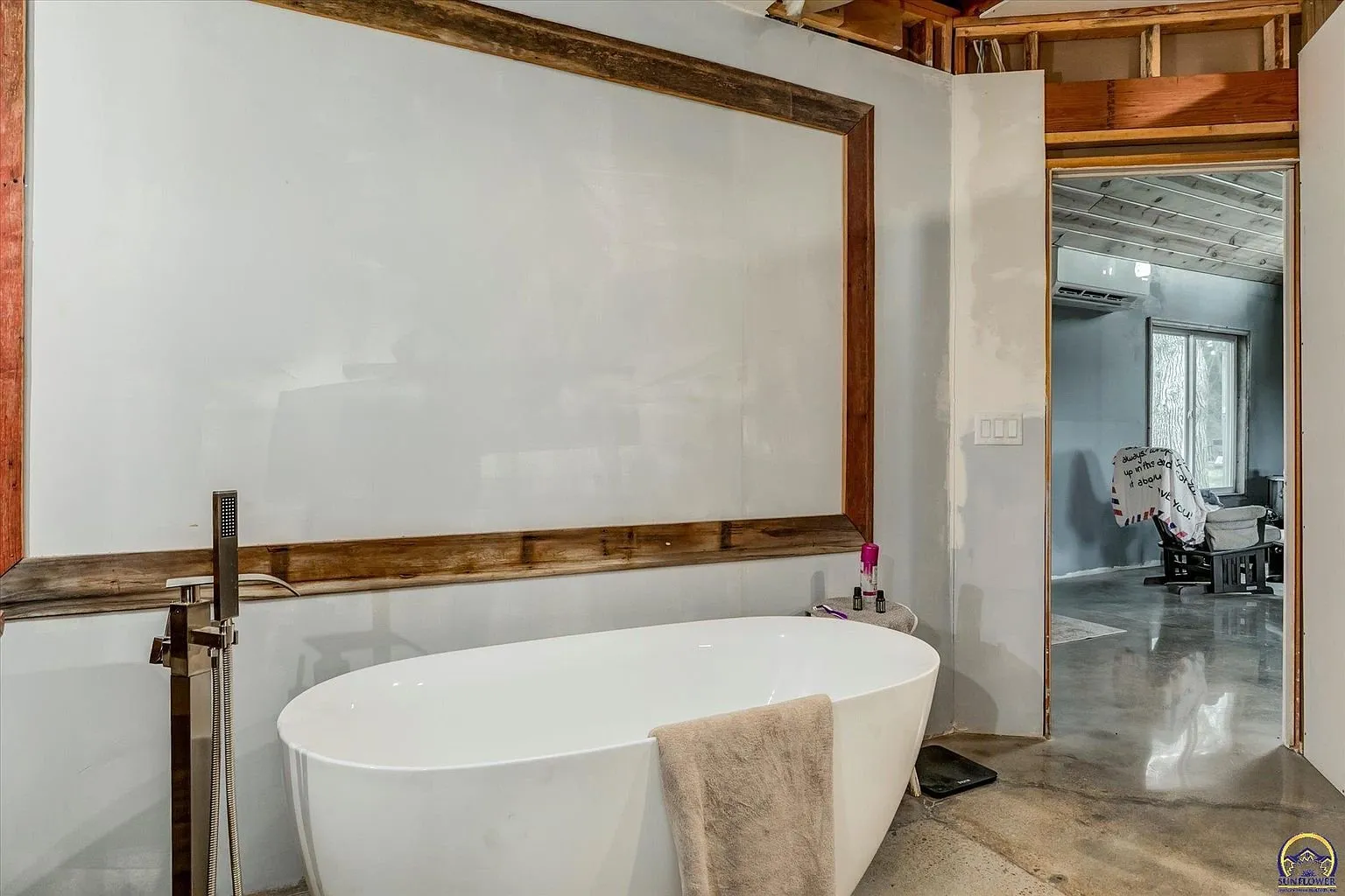 The soaking tub with the floor-mounted filler