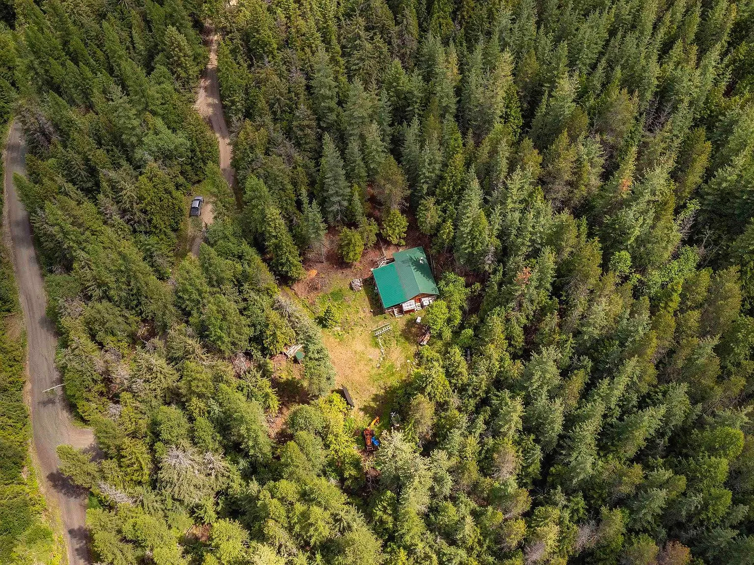 An aerial view marking 40 Laid Back Drive within the surrounding forested mountains