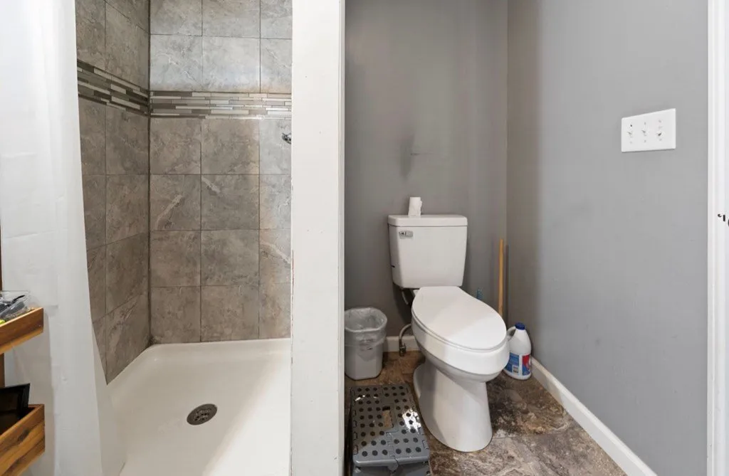 The bathroom with a tiled shower