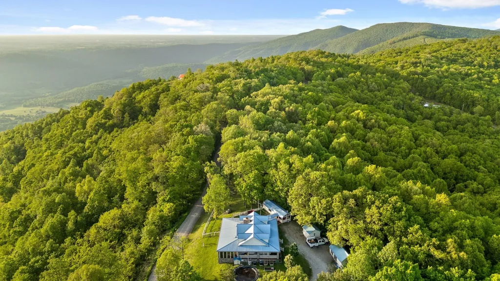 1938 Holloway Ridge Rd, Spring City, TN 37381