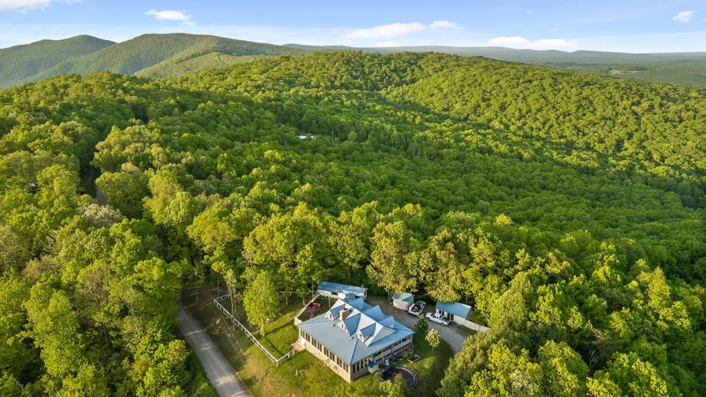 1938 Holloway Ridge Rd, Spring City, TN 37381