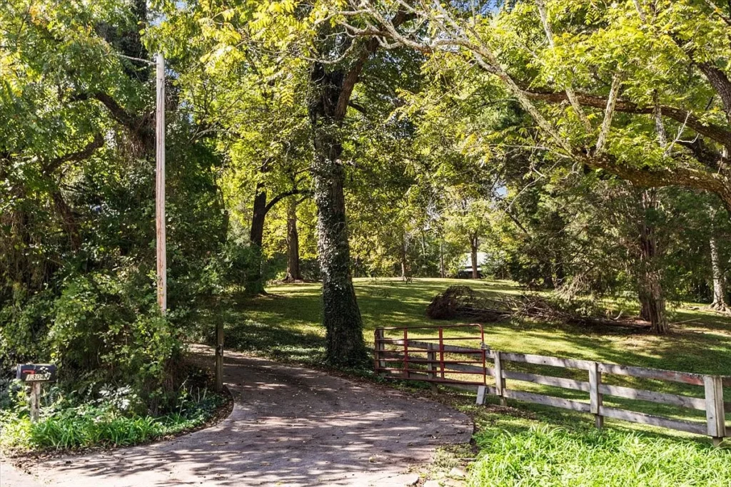 13041 Bakerville Rd, Waverly, TN 37185