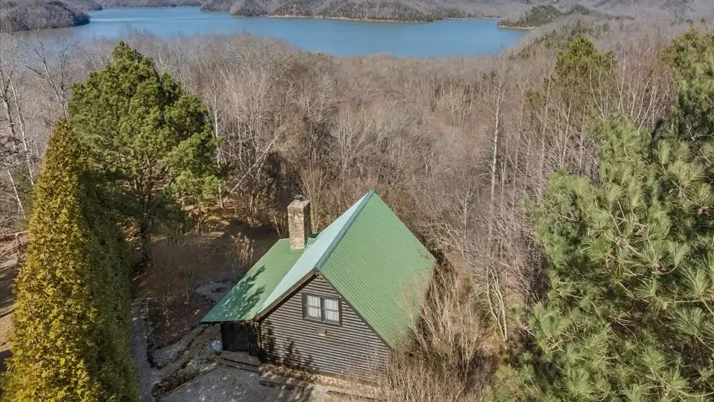 154 Parkview Dr, Byrdstown, TN 38549