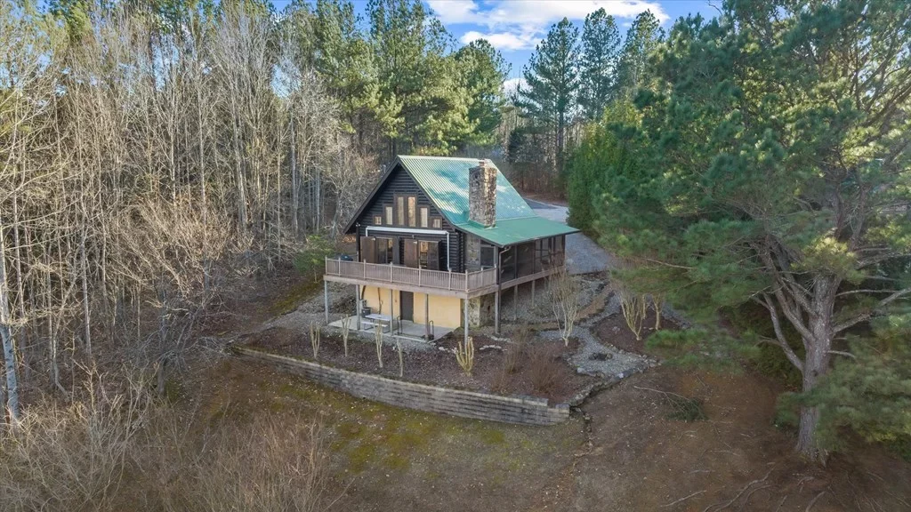Spacious 3-bed, 3-bath home with lake views near Dale Hollow Lake in Byrdstown, TN. Finished basement, covered porch, and minutes from Sunset Marina.