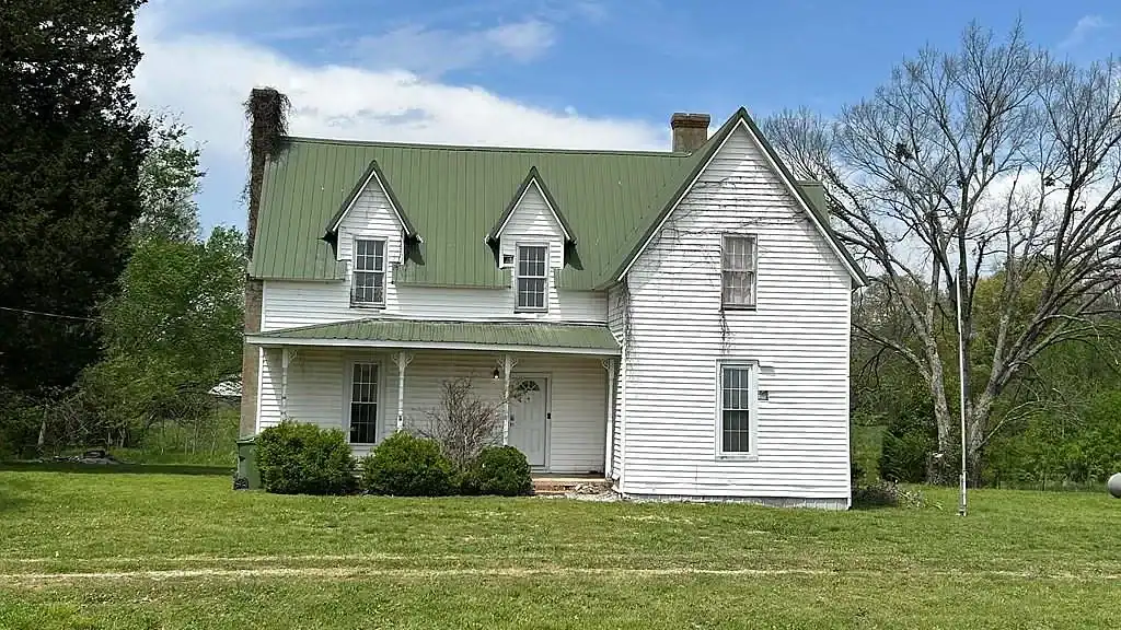 Historic Farmhouse for Sale on 5.5 Acres in Henry, TN with Barn and Pasture