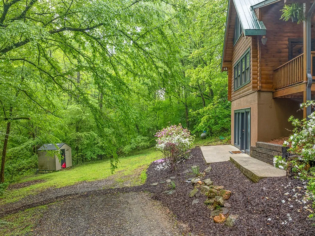 Log Cabin For Sale Georgia 121 Farmstead Rd, Ellijay, GA 30540 Tracy Krohn 404-217-5908, Keller Williams Elevate