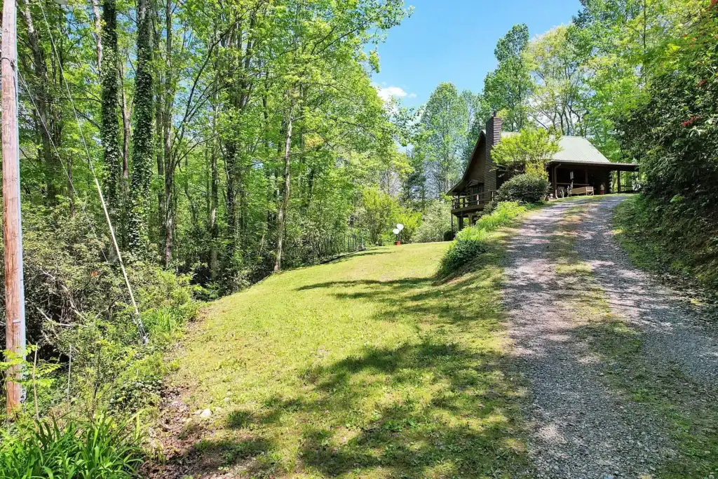Log Cabin For Sale in Tennessee -147 Blalock Dr, Turtletown, TN 37391