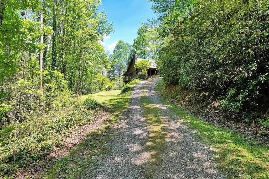 Log Cabin For Sale in Tennessee -147 Blalock Dr, Turtletown, TN 37391