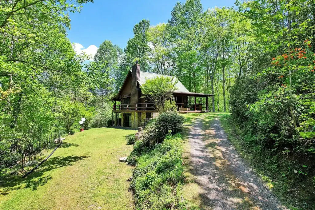 Log Cabin For Sale in Tennessee -147 Blalock Dr, Turtletown, TN 37391