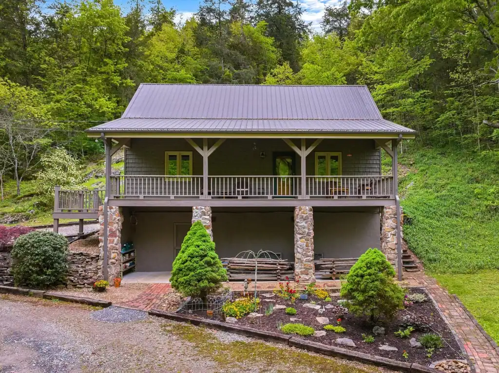 Timber Frame cabin for sale by the creek on 20 acres in Sneedville Tennessee 477 Stoney Fork Rd, Sneedville, TN 37869 Jessee Cook Your Local East Tennessee realtor