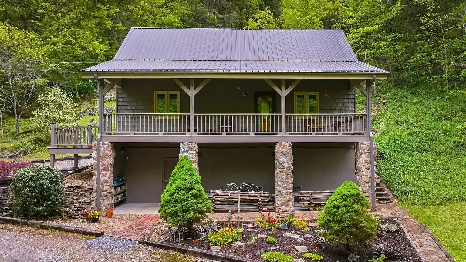 Timber Frame cabin by the creek on 20 acres in Sneedville Tennessee 477 Stoney Fork Rd, Sneedville, TN 37869