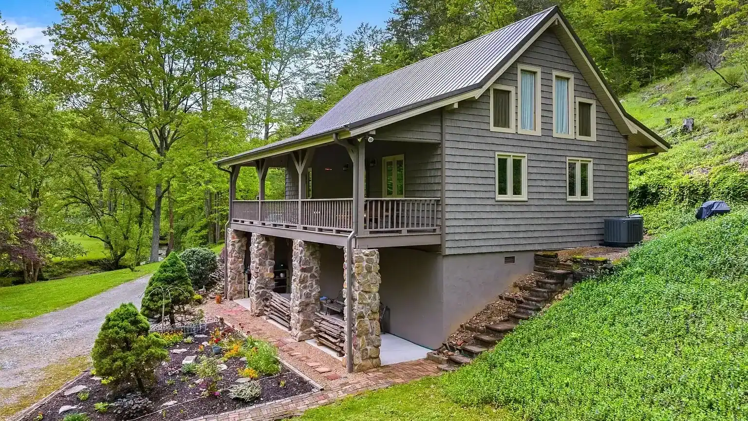 Timber Frame cabin for sale by the creek on 20 acres in Sneedville Tennessee 477 Stoney Fork Rd, Sneedville, TN 37869 Jessee Cook Your Local East Tennessee realtor