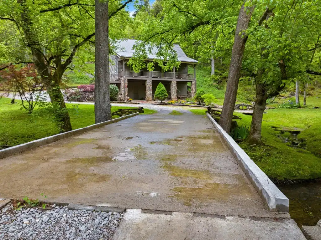 Timber Frame cabin for sale by the creek on 20 acres in Sneedville Tennessee 477 Stoney Fork Rd, Sneedville, TN 37869 Jessee Cook Your Local East Tennessee realtor